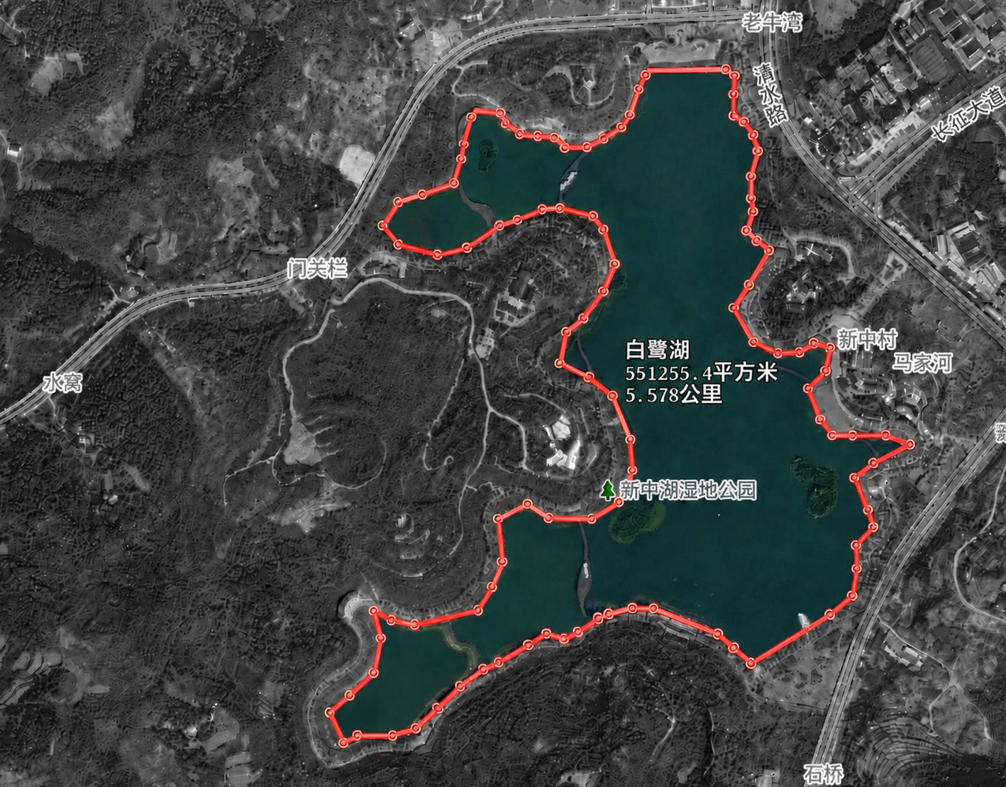 对红色湖岸轮廓线以外的所有区域做灰度遮罩处理（变为黑白灰色调）… - 图片创意预览