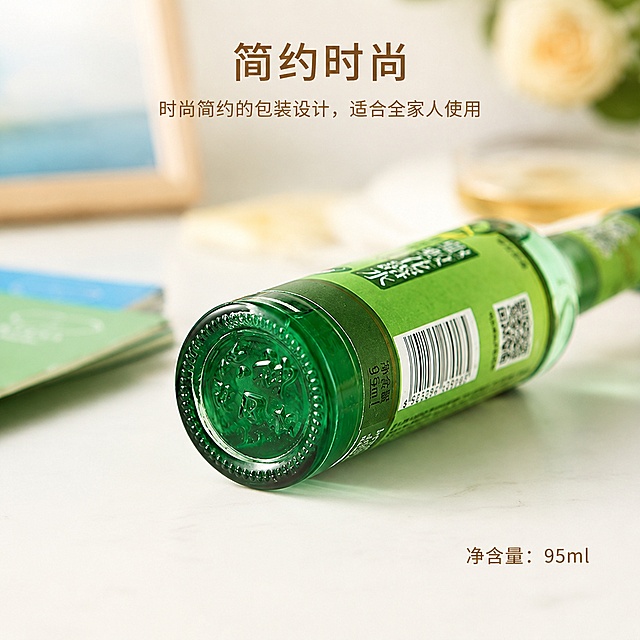 [主图-5] 六神驱蚊花露水包装设计与规格展示
[氛围风格] 简约自然家居风，体现性价比
[画质] 商业摄影质感，清晰通透，细节真实
[元素] 侧放的六神驱蚊花露水，特写展示瓶底细节，瓶身条形码和规格清晰可见，放置在干净的浅白色桌面上，背景虚化带有家居装饰。保持产品外观细节与输入产品图绝对一致，杜绝任何变形和色差，精细化处理。瓶身主体占画面约65%。
[光影] 侧方柔光，突出玻璃瓶底纹路和瓶身材质质感，明暗层次自然。
[配色] 浅白色桌面，绿色瓶身，暖棕色文字，配色简约干净。
[视角构图] 斜侧俯视视角，聚焦瓶底和瓶身信息，景深适中。
[文字版式] 画面顶部居中放置大标题：简约时尚，棕色大字体；下方两行说明文字：时尚简约包装设计，适合全家人使用，棕色中号字体，文字不遮挡产品主体，排版清晰。右下角标注净含量：95ml，小字清晰。
[输出要求] 1:1比例，文字清晰可辨，超高清商业摄影质感，宽度2048px，高度2048px。
[负向提示词] 变形，文字错乱，产品模糊，背景杂乱，水印，电商平台Logo