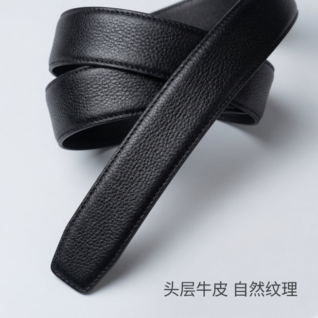[主图 3] 皮带皮质细节展示主图
[氛围/风格] 简约高端，特写，柔和光影，高级质感，参考图3的简洁风格。
[画面元素] 特写展示黑色头层牛皮皮带（保持图1产品皮质纹理）的皮质纹理，皮带自然弯曲摆放预览效果