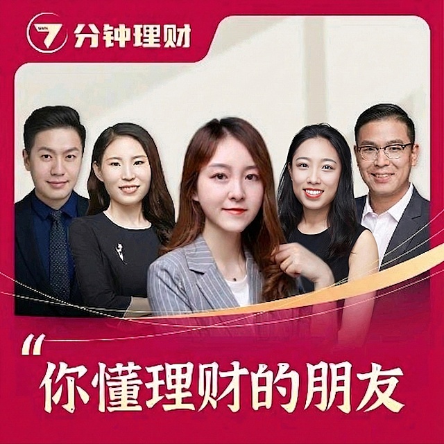 将新提供的女士照片精准合成到图片**从右数第二个位置（原穿黑西装男士的空位）**，匹配原图的光线、色调、构图和整体风格，保留原图所有文字、其余人物和设计元素完全不变，保证合成自然协调