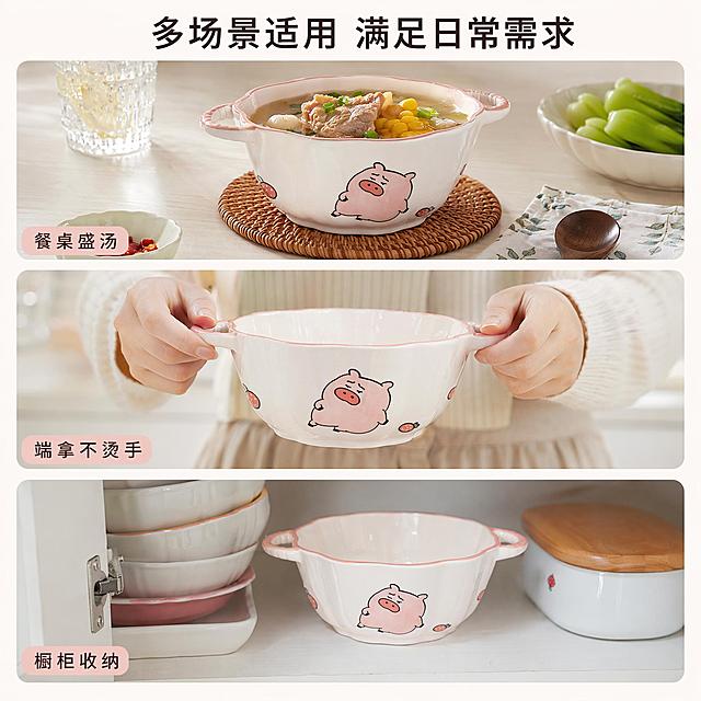 [主图-4] 美特隆双耳汤碗多场景适用展示图
[氛围风格] 生活化场景展示，自然温馨
[画质] 商业摄影质感、光线柔和通透、产品清晰真实、画面干净高级
[元素] 宫格布局展示三个场景：上格展示盛汤放在餐桌上，中格展示端拿握柄不烫手，下格展示放置在橱柜收纳，每个小场景都展示美特隆双耳汤碗。保持产品外观即物理结构、材质质感、颜色与输入产品图绝对一致，杜绝任何变形和色差，精细化处理。画面布局均匀，每个场景占比合理。
[光影] 每个场景都采用自然柔和光线，和场景风格统一，通透不灰蒙
[配色] 整体家居浅色调，保留产品粉色点缀，温馨自然
[文字版式] 顶部大字写"多场景适用 满足日常需求"，每个小场景底部配小字标注对应场景名称，文字简洁清晰
[输出要求] 1:1比例，文字清晰可辨，超高清商业摄影质感
[负向提示词] 变形，文字错乱，产品图模糊，背景杂乱，水印，电商平台Logo