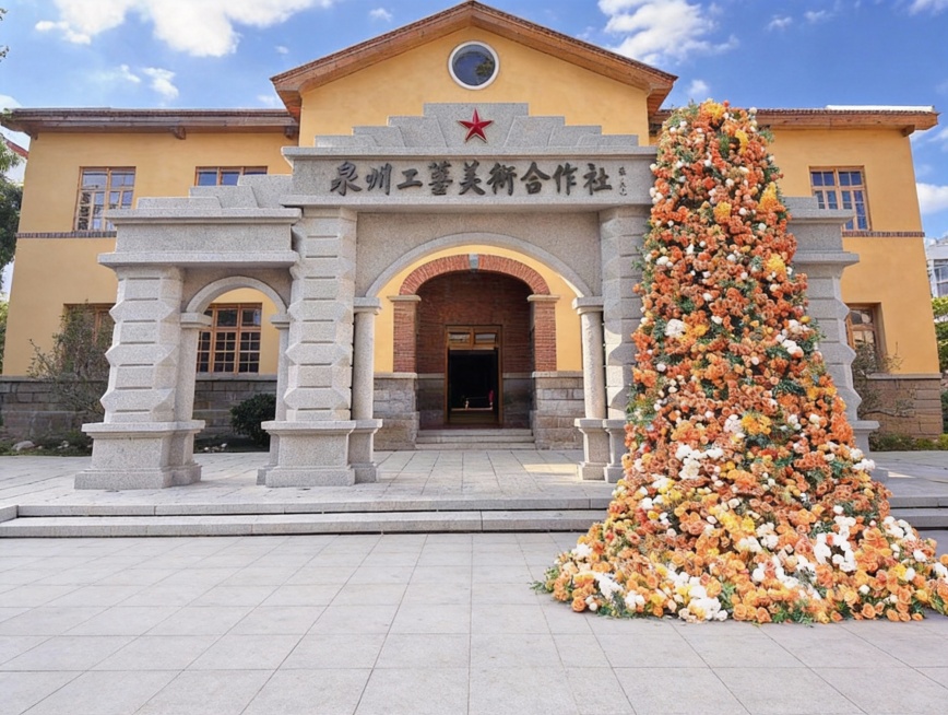 我需要一张牌坊右侧布置黄色花海瀑布的效果图，请结合以上两张图片预览效果