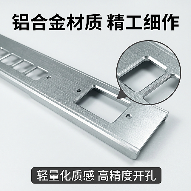 [主图-3] 多网口设备铝面板材质工艺细节展示。工厂实力风，适配1688平台。氛围风格：工业写实，突出材质；画质：商业摄影质感、微距清晰、光线通透、细节真实、画面干净；保持产品外观（物理结构、材质质感、颜色）与输入产品图绝对一致，杜绝任何变形和色差，精细化处理；主体产品面板局部放大展示铝合金拉丝纹理，右上角加局部放大框显示开孔边缘工艺，商品主体占比约75%，画面满屏无边框；光影：侧光突出金属纹理，明暗对比清晰，质感强烈；配色：浅灰白色背景，突出金属本身颜色；视角构图：微距特写，突出细节；文字版式：顶部大字写"铝合金材质 精工细作"，底部深色标签写"轻量化质感 高精度开孔"；比例分辨率：1:1比例，2k分辨率，文字清晰锐利，超高清；负向提示词：变形，水印，文字错乱，产品模糊，背景杂乱
