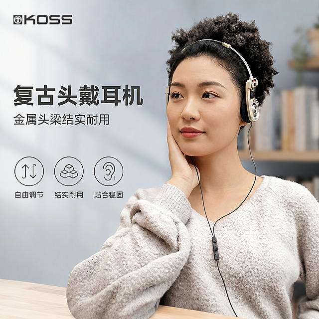 参考图 1，画面主体保护：保留服装、穿着形态、构图，保留服装款式/颜色/材质、合身度，将模特的整体替换为亚洲面孔女性新模特特征。整体替换为25岁年轻亚洲女性，东方五官，鹅蛋脸型，自然眉形，双眼皮杏眼，鼻梁适中，樱桃唇，肤色暖调自然白，气质温婉温婉知性，黑色蓬松短卷发，保留原姿势姿态/手位/脚位/头部朝向完全一致，新模特整体与原图背景/光影/构图自然融合，保持浅灰色毛衣合身度。保留原有背景和文字内容：浅蓝渐变背景，左侧品牌logo“KOSS”，文案“复古头戴耳机”“金属头梁结实耐用”以及三个卖点图标和文字“自由调节 结实耐用 贴合稳固”全部保留不变。新模特整体受光方向、色温、强度与原图一致，阴影走向统一，肤色与光影和原图颈部、手部自然衔接，整体为一次摄影生成的自然效果，单帧实拍质感、画面浑然一体、肌理与光影同源衔接，不留下换模拼接痕迹。