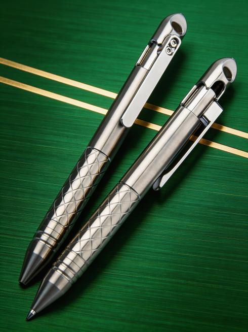 保持原金属笔产品不变，更换背景颜色为深绿色奢华拉丝金属背景，极简风格，添加金色线条装饰预览效果