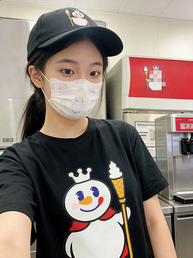基于第一张参考图的构图、场景和服装结构，将人物脸部替换为第二张参考图中的女生五官和脸型。保留原图的蜜雪冰城店内背景、黑色工作帽、黑色T恤、白色印花口罩。人物为女生，黑色长发扎起，佩戴白色带卡通图案的口罩，只露出眼睛和额头部分，眼神自然看向镜头，略带微笑的神态。背景是蜜雪冰城店内环境，有银色设备和红色品牌标识区域，但品牌logo做模糊打码处理。移除画面右侧所有黑色底白字的文字条。人物身体略微侧向一边，姿态更自然放松。整体保持手机自拍的真实质感，自然光照明，皮肤有真实纹理，画面清晰自然，符合现实逻辑，商业人像摄影级别，分辨率4k，画面比例3:4