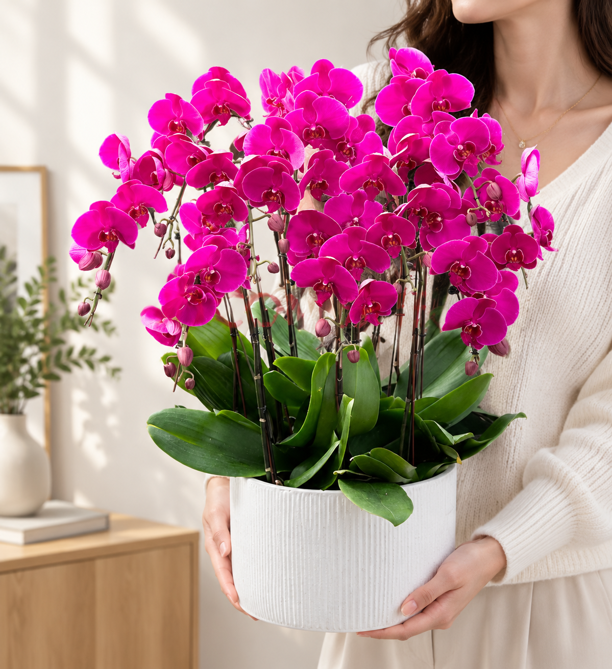 保留图1花束的鲜花部分完全不变，将花束底部的白色花盆替换为图2… - 图片创意预览