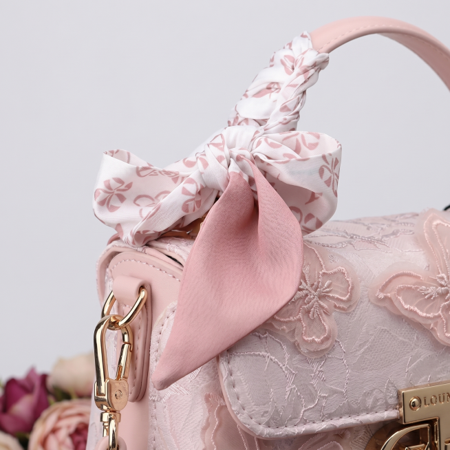 手柄丝巾蝴蝶结细节： Macro Shot, UltraDetail, Printed Silk Scarf Bow, Handle Wrap Detail, Soft Fabric Drape, P预览效果