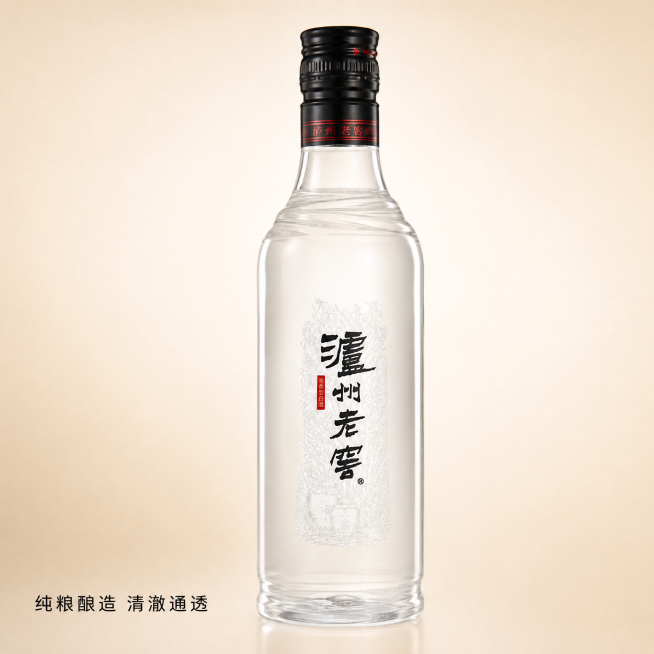 [主图-3] 单瓶泸州老窖细节特写主图。
[氛围风格] 微距质感，突出通透玻璃与清澈酒体质感
[画质] 商业摄影质感、光线柔和通透、产品清晰真实、画面干净高级。
[元素] 单瓶泸州老窖酒瓶居中展示，微预览效果