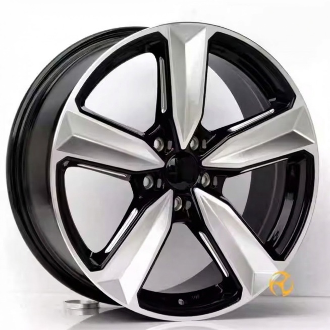 移除轮毂中心的标识，保持轮毂其他部分的纹理、光泽和结构完全不变，图片尺寸为1000*1000像素预览效果