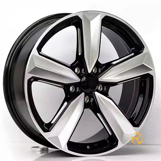 移除轮毂中心的标识，保持轮毂其他部分的纹理、光泽和结构完全不变，图片尺寸为1000*1000像素