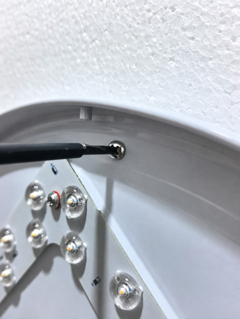 把图片中底盘的阴影部分调亮一点，保持其他内容不变预览效果