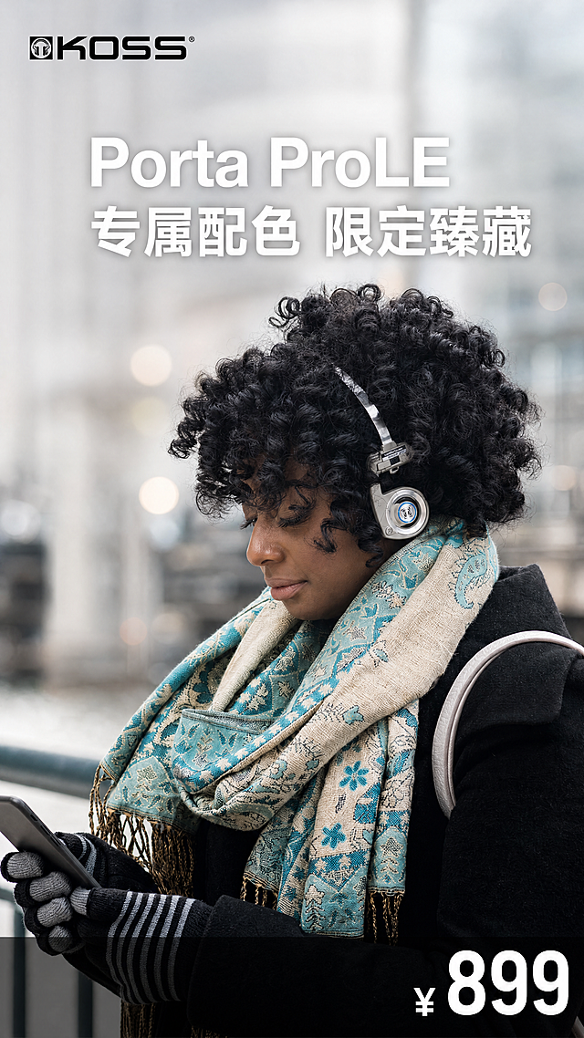 [单张主图] Porta Pro LE限定版耳机，高级氛围感主图，突出限量收藏属性。参考比对：原参考图为模特佩戴展示风格，保留产品佩戴展示方式，优化版式突出卖点与价格信息。[画面主体] Porta Pro LE限定版耳机佩戴在模特头上，模特为卷发深色皮肤女性，穿着黑色大衣搭配蓝绿色花纹围巾，手持手机低头查看，产品外观、颜色、结构、品牌Logo与输入图片保持绝对一致，杜绝任何变形和色差，精细化处理。商品主体（耳机+模特上半身）占画面比例约50%。[构图版式] 采用人景氛围型版式，产品佩戴展示在画面右侧偏中下位置，背景保留虚化城市户外场景，文字信息放置在顶部和底部自然留白处，不遮挡产品主体和模特。[场景元素] 背景为虚化浅景深城市户外场景，保留原参考图的自然街景氛围，背景干净简洁不抢主体。顶部左上角保留提取的KOSS品牌Logo，底部预留价格信息区域。[文案版式] 顶部左上角品牌Logo位置保持原有样式；顶部偏下居中分行排版："Porta ProLE
专属配色 限定臻藏"，大字白色粗体无衬线；底部通栏位置右侧放加粗大号字体价格文字"￥899"，白色粗体醒目清晰，与背景形成强对比。所有文字放置在留白区域，不遮挡产品主体。[光影质感] 主光为自然户外柔光，从侧前方照射，突出耳机金属质感和模特轮廓；辅光为环境漫反射，柔化阴影，整体光影通透自然，背景浅景深虚化，突出主体产品，商业摄影高级质感，产品清晰真实，画面干净高级。[配色字体] 主色调保留原参考浅灰白色干净背景，文字为白色，价格区域用深色半透明底衬托，字体采用无衬线粗体，主标题最大，价格次之，整体层级清晰对比强烈。[比例分辨率] 9:16比例，4K分辨率，文字清晰可辨，超高清。[负向提示词] 变形，水印，错字，糊字，伪Logo，主体遮挡，背景杂乱，低清晰度，错误结构，文字错乱