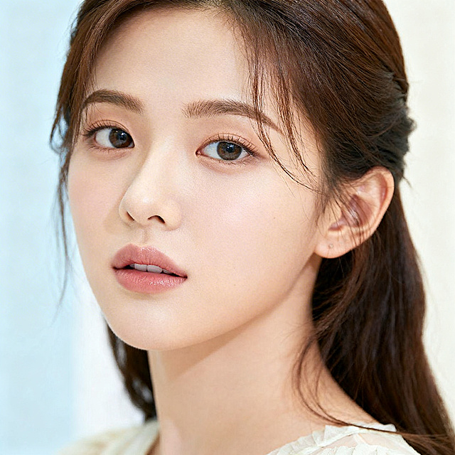 女明星杨超越，高清人像写真，五官精致，气质清新甜美，背景干净优雅