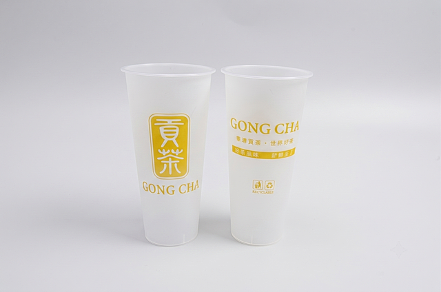 给这两个已经抠好的杯子添加一个干净均匀的浅灰色纯色电商主图背景，杯子本身形状、颜色、位置都不做任何改变，必须保证杯子上的黄色图案和文字保持清晰可辨