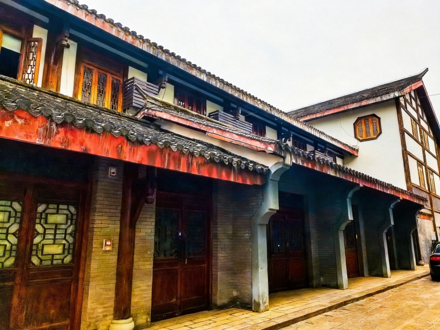 增强图片整体色彩饱和度和鲜艳度，保留原建筑古镇景观，提升画面色彩表现力，不改变构图和内容预览效果