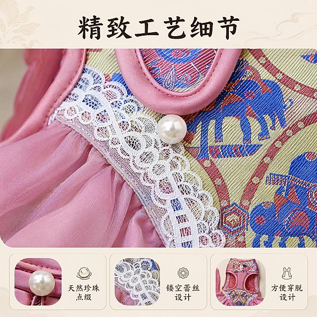 [主图3]细节工艺展示图，展示珍珠蕾丝设计和穿戴结构
[氛围风格]精致细节高级感，国风雅致氛围
[画质]商业超清摄影，细节清晰干净，材质质感真实
[元素]主体为宠物衣服领口珍珠扣和门襟蕾丝的局部特写，放大展示珍珠光泽和蕾丝镂空工艺，保留粉色包边和宋锦面料作为背景衬托。保持产品细节结构、颜色、材质与原图一致，精细化处理珍珠光泽和蕾丝镂空纹理
[光影]柔和漫射光，珍珠打出柔和高光，蕾丝镂空处自然透光，形成柔和光影层次
[配色]柔粉色+白色蕾丝+珍珠米白+宋锦彩色提花，浅米色背景衬托主体，配色清新雅致
[视角构图]中心特写构图，细节占画面70%，主次分明
[文字版式]采用上下排版，顶部居中大字标题"精致工艺细节"，圆润国风字体；下方放置三个圆角细节卡片横向排列：第一个卡片配珍珠扣小图标注"天然珍珠点缀"，第二个配蕾丝边小图标注"镂空蕾丝设计"，第三个写"方便穿脱设计"，卡片浅底深字，大小均匀，不遮挡主体细节
[输出要求]1:1比例，文字清晰可辨，超高清商业摄影
[负向提示词]细节模糊，变形，文字重叠，水印，背景杂乱