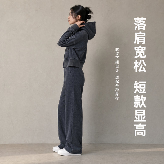 [主图-2] 女生短款拉链连帽开衫 模特侧身版型展示
[氛围风格] 简约休闲松弛感 和首图风格保持统一
[画质] 商业摄影质感 光线柔和通透 产品清晰真实 画面干净高级
[元素] 同一位亚洲年轻女生预览效果