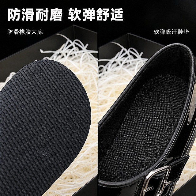 [主图-5] 鞋底与鞋垫细节 防滑橡胶大底 软弹鞋垫展示
[统一基调] 甜酷少女风 精致质感 柔和时尚摄影光 产品细节展示 背景为黑色鞋盒白色拉菲草 整体专业可信 文字为白色粗体无衬线字体
[画面] 左右分屏构图 左侧展示黑色防滑橡胶大底 鞋底波浪纹理清晰 橡胶材质质感 右侧展示鞋垫内里 黑色织物鞋垫 软弹质感 鞋口包边整齐 车线工整 中间用细白线分隔 背景为黑色鞋盒和白色拉菲草 产品占画面65%
[光影质感] 柔和均匀光线 鞋底纹理清晰 鞋垫质感柔软 阴影自然 商业产品摄影质感
[配色] 主色黑色 白色 辅助色深灰色 整体专业干净
[文字版式] 左上角主标题"防滑耐磨 软弹舒适" 白色粗体大字 左侧鞋底旁小字"防滑橡胶大底" 右侧鞋垫旁小字"软弹吸汗鞋垫" 浅灰色 文字不遮挡产品主体
[输出要求] 1:1正方形 2048x2048 细节清晰 材质真实 文字清晰可读 无水印 无平台logo 无多余杂物