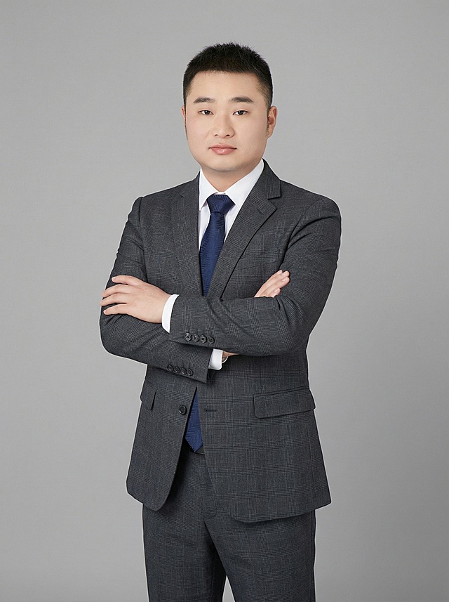  双手交叉抱胸站姿
单手托腮桌面坐姿
单手搭椅背侧身坐姿
胸前比OK手势站姿