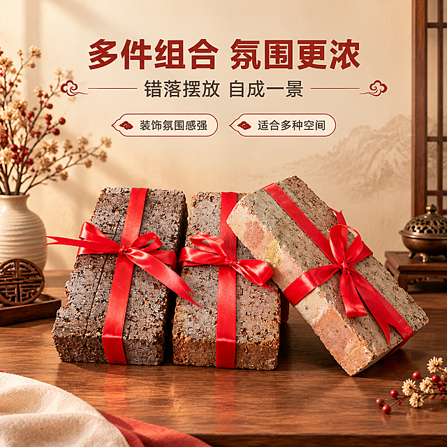 [商品] 使用【图5】三块红砖捆红绳摆件组合；保留每块砖的肌理差异、红绳蝴蝶结形态、砖体颜色深浅变化；商品处理：保留三块砖的自然排列，去除背景褶皱，增强整体层次感与红绳光泽。
[画面] 目标为组合展示，体现多件陈列的装饰效果；居中构图，三块摆件错落摆放在木质台面上，主体占画面65%；背景为暖米色新中式居家背景，搭配干花、中式小摆件等软装点缀；营造浓厚的装饰氛围感。
[视觉] 套系策略：风格=新中式喜庆温馨商业摄影风；标题字=阿里巴巴普惠体 粗体；正文字=阿里巴巴普惠体 常规；主色=砖红+暖米杏；背景延展=基于暖米杏做深浅层级、同色渐变和细腻宣纸/木纹质感；强调色=正红色，仅用于小面积图标、引线和标签；标题色=深砖红；正文色=深暖灰；组件=圆角米白底信息卡、细红线引线、中式祥云小图标；光影=左前侧暖柔光，右侧柔和补光，底部自然投影。
[文字] 顶部主标题「多件组合 氛围更浓」，副标题「错落摆放 自成一景」；下方两个短卖点：「装饰氛围感强」「适合多种空间」；文字横向排版，不遮挡摆件组合主体。
[规格] 图片比例1:1，4K分辨率，负向提示：避免变形、错字、文字过小、冷蓝/冷灰背景、砖体颜色改变、红绳结构错乱、极限词违禁词、平台Logo水印。
