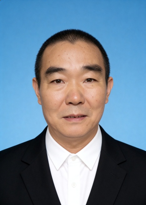 保留第一张图中人物发型、脸型、年龄特征生成标准样式纯正面证件照；人物主体严格居中，头部大小与位置严格对齐第二张图，双肩水平平衡，面部中轴线对齐画面中心，正视前方；标准证件照构图，人物绝对居中；头顶上方预览效果