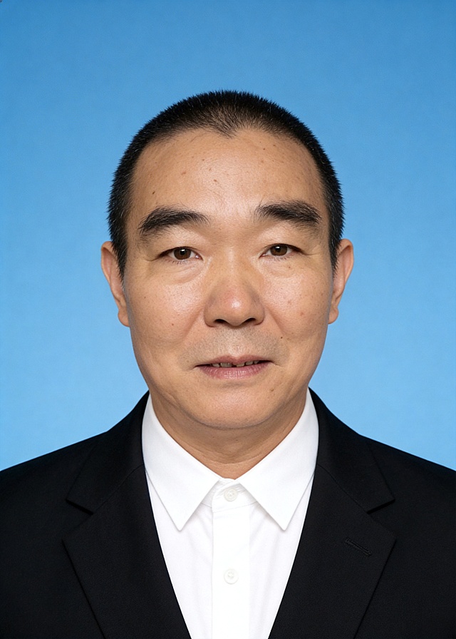 保留第一张图中人物发型、脸型、年龄特征生成标准样式纯正面证件照；人物主体严格居中，头部大小与位置严格对齐第二张图，双肩水平平衡，面部中轴线对齐画面中心，正视前方；标准证件照构图，人物绝对居中；头顶上方距离上边缘高度10%，下巴距离画面下边缘高度30%，人物主体占比约68%；肩部平展与画面水平轴平行；头部占比严格对齐第二张图。标准焦段50mm，纯正面，入境范围头部至胸部以上区域，F/4光圈，平视视角，正视视图；人物绝对居中，位于画面中心；严格限定标准证件照规格。穿着外穿单粒扣高级黑色V领西装外套，内搭白色翻领衬衫扣紧，款式简约干练。不戴帽子，无头饰，无发带，不戴眼镜，保留面部特征，去除外部配饰。提亮肤色，消除暗沉，清透裸妆，隐形毛孔，均匀肤色，唇色自然提亮；肤色自然，肤质呈现匀净哑光质感；轻透裸妆+重点提亮；唇色润泽；眼神澄澈，看向镜头，气质自信，嘴角微微上扬表情自然；耳廓可见度一致；肩部平展，肩线与画面水平轴平行；头肩比例协调呈现；免冠，双耳对称露出，双肩水平且平衡，头部占比严格对齐垫图，禁止大头照。柔和正面顺光均匀柔光，面部明亮无硬影，背景均匀提亮，画质清晰，零噪点降噪；面部清晰；均匀柔和布光，无明显阴影，面部光影干净，柔光正面打光，自然光影过渡，皮肤质感细腻，哑光质感；背景亮度均匀统一，高清锐利画质，细节清晰可见；零噪点处理；色彩还原自然，专业证件照质感，高清人像质感，细腻皮肤纹理。净蓝色纯色背景，无任何杂物纹理渐变，背景亮度均匀统一无明暗差异。严格按照第一张图内容生成，分辨率4K。禁止裁切头顶，禁止额头被截，禁止超大头，禁止主体溢出画面，禁止偏头倾斜，头顶上边距8-10%，头部高度60-68%，双眼高度56-58%，严格对齐第二张垫图。画面比例5:7