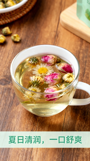 拼多多商品轮播图，展示玻璃白杯中夏季花茶混合冲泡好的效果，茶汤清澈透亮，可见胎菊和玫瑰花在杯中绽放，木质桌面背景，清新自然，文字：“夏日清润，一口舒爽”，高清商品展示图，符合拼多多风格预览效果