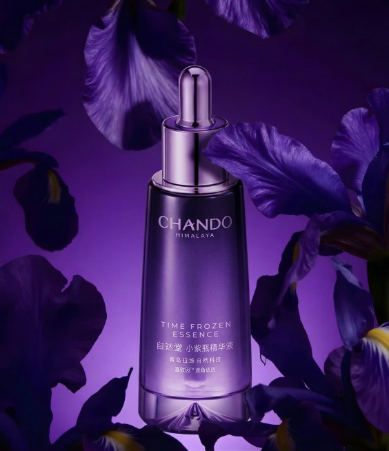 将图二中香水换成图一中的香水，调整图一中香水的角度和光影色调，使香水与整体环境自然融合，不改变其他内容，使用全能图像2.0模型生成预览效果