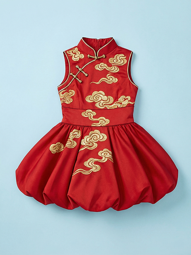 单独生成这件女童连衣裙的服装平面图，红色底金色祥云纹样的中式旗袍款无袖连衣裙，款式图平铺展示