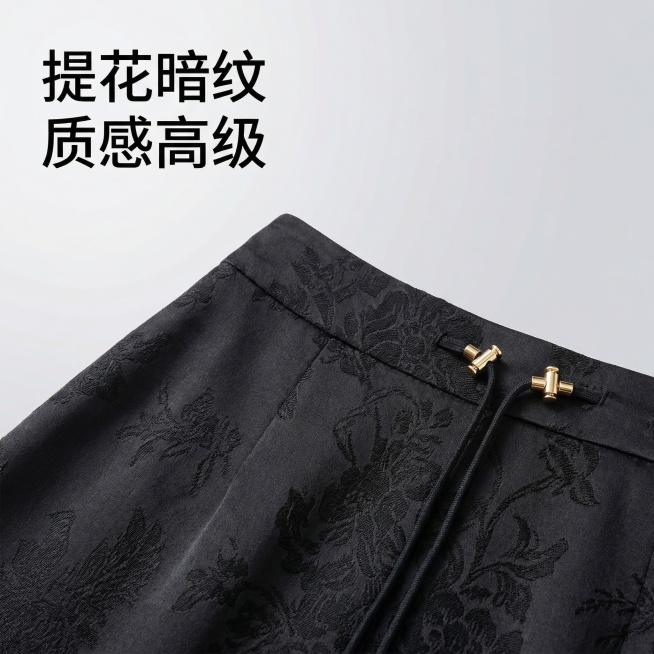 [主图 3] 黑色提花半身裙面料细节展示
[主图主题] 新中式提花纹理面料特写
[氛围/风格] 高级质感特写，柔和光影突出纹理
[画面元素] 裙子腰头提花纹理面料特写，清晰展示暗纹提花肌理和抽绳装饰细预览效果