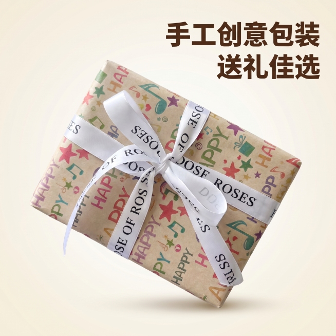 [主图 4] 礼盒完整包装展示主图
[氛围风格] 可爱礼物氛围，精致高级
[画质] 商业摄影质感，光线柔和，纹理清晰，画面干净高级
[元素] 完整手工包装好的礼盒居中展示，展示创意包装纸和丝带蝴蝶结细预览效果