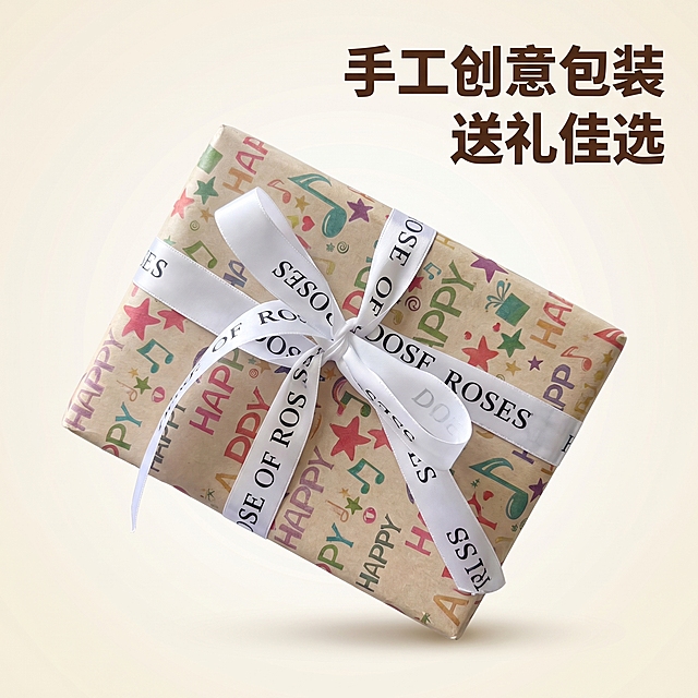[主图 4] 礼盒完整包装展示主图
[氛围风格] 可爱礼物氛围，精致高级
[画质] 商业摄影质感，光线柔和，纹理清晰，画面干净高级
[元素] 完整手工包装好的礼盒居中展示，展示创意包装纸和丝带蝴蝶结细节，保持礼盒外观、包装图案、丝带文字与输入参考图一致，杜绝变形色差。礼盒主体占比约70%，背景干净不抢主体。背景为浅奶白色渐变。
[光影] 柔和均匀光线，突出包装纸纹理和丝带质感，自然投影增加立体感，整体通透
[配色] 主色调为包装纸暖米色搭配彩色星星文字，白色丝带点缀，整体温暖可爱，浅白背景突出主体
[视角构图] 礼盒稍微倾斜15度，中心构图，完整展示不裁切
[文字版式] 右上角负空间放置文案 "手工创意包装" "送礼佳选"，深棕色粗体字，不遮挡礼盒主体，清晰易读
[比例分辨率] 1:1比例，2k分辨率，文字清晰锐利，画面超高清
[负向提示词] 变形，水印，文字错乱，产品模糊，背景杂乱，遮挡主体，包装图案改变