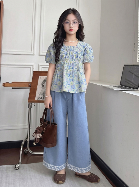 女童夏季套装详情页首图，模特穿着碎花上衣和牛仔阔腿裤，站在明亮简约室内，清新自然风格预览效果