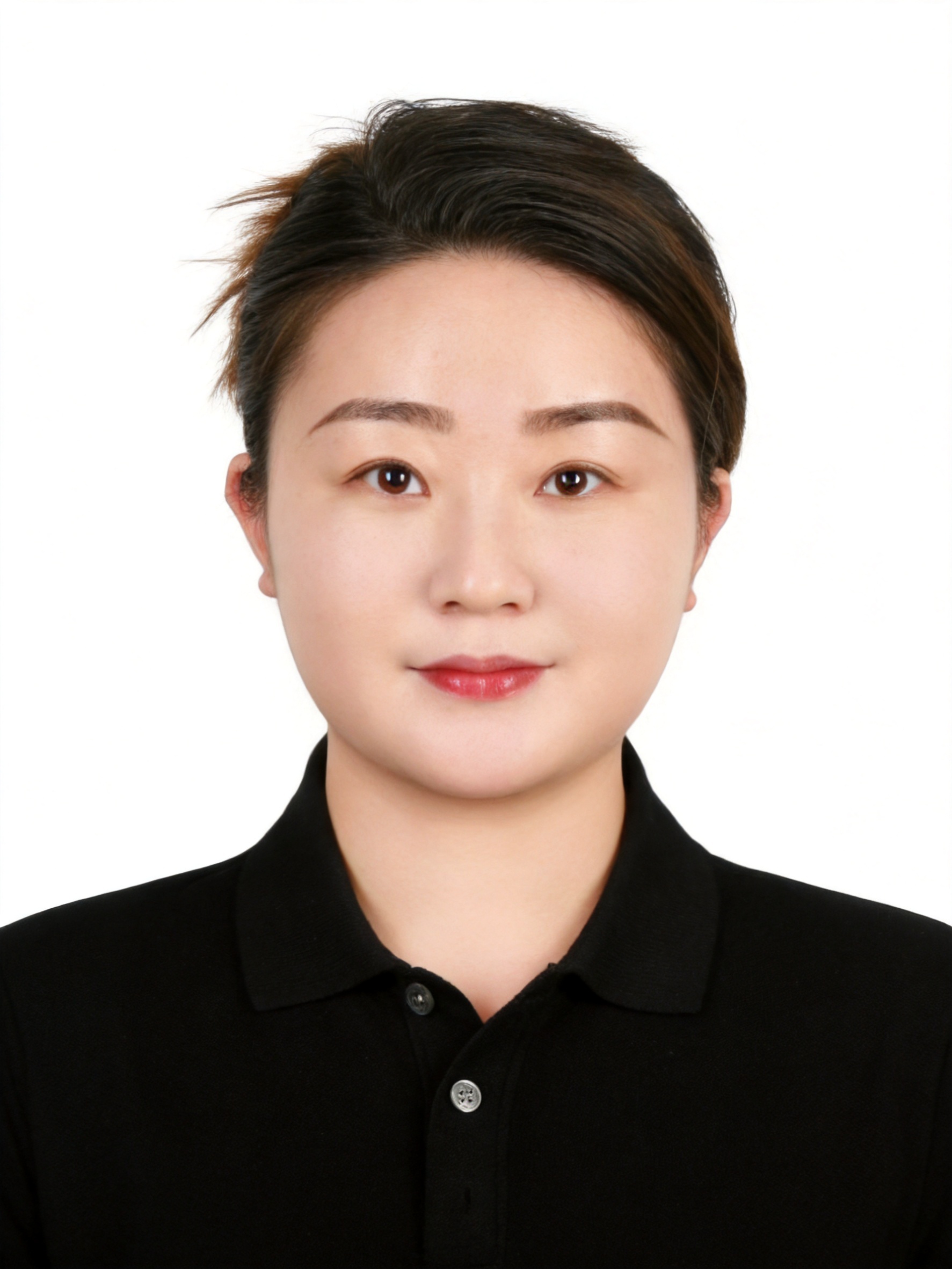 保留第一张图中人物发型、脸型、年龄特征生成标准样式纯正面证件照… - 图片创意预览