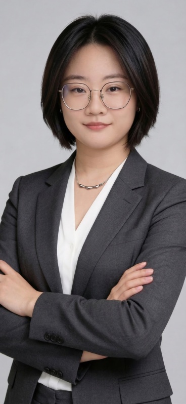 给图中的女性添加上第二张参考图同款的黑框金色细边方形眼镜，保持人物原本的样貌、发型、深灰色西装和银色项链不变，保持整体专业商务形象照风格不变预览效果