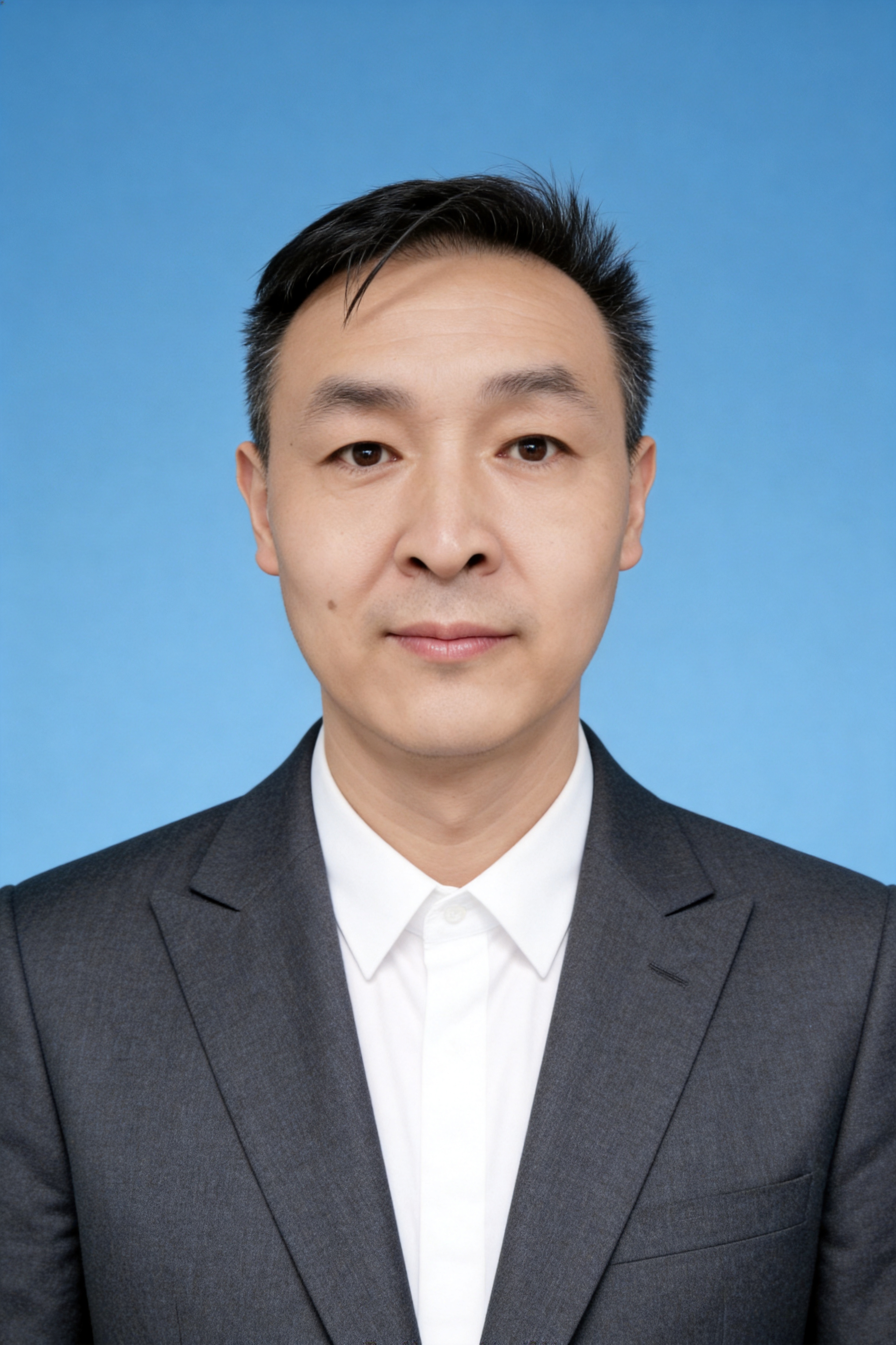 保留第一张图中人物发型、脸型、年龄特征生成标准样式纯正面证件照… - 图片创意预览