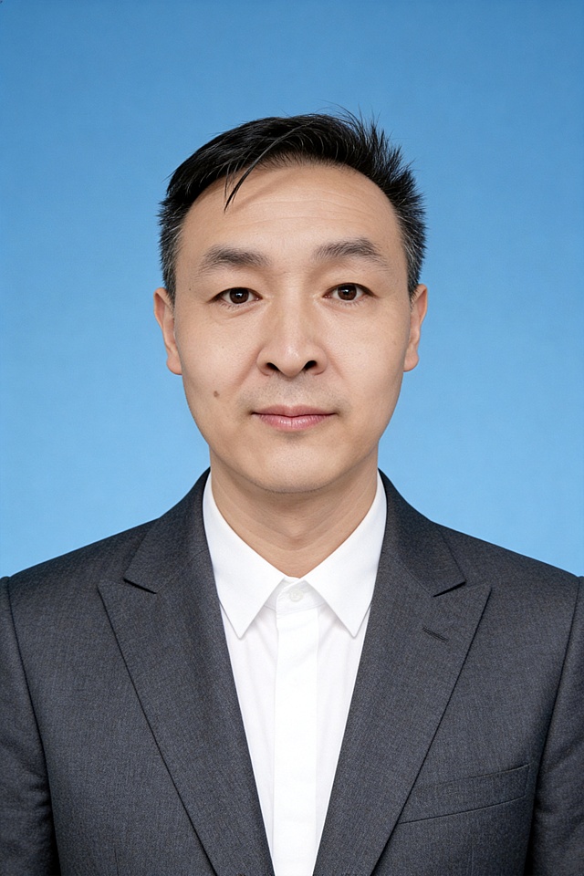 保留第一张图中人物发型、脸型、年龄特征生成标准样式纯正面证件照；人物主体严格居中，头部大小与位置严格对齐第二张图，双肩水平平衡，面部中轴线对齐画面中心，正视前方；标准证件照构图，人物绝对居中；头顶上方距离上边缘高度10%，下巴距离画面下边缘高度30%，人物主体占比约68%；肩部平展与画面水平轴平行；头部占比严格对齐第二张图；标准焦段50mm，纯正面，入境范围头部至胸部以上区域，F/4光圈，平视视角，正视视图；人物绝对居中，位于画面中心；严格限定标准证件照规格；视线水平；双耳对称露出，双肩水平且平衡，禁止大头照；提亮肤色，消除暗沉，清透裸妆，隐形毛孔，均匀肤色，唇色自然提亮；肤色白皙细腻，肤质呈现匀净哑光质感；唇色润泽半哑光质地；眼神澄澈，看向镜头，气质自信，嘴角微微上扬表情自然；耳廓可见度一致；肩部平展，肩线与画面水平轴平行；头肩比例协调呈现；免冠，不戴帽子，无头饰，无发带；露出双耳、不遮挡眉毛、整洁、发色自然；身着修身精纺羊毛混纺面料的深灰色西装外套，平驳领，商务正式感；内搭白色翻领衬衫，无首饰，不戴眼镜；保留面部痣，无胡子；柔和正面顺光均匀柔光，面部明亮无硬影，背景均匀提亮，画质清晰，零噪点降噪；面部清晰；均匀柔和布光，无明显阴影，面部光影干净，柔光正面打光，自然光影过渡，皮肤质感细腻，哑光质感；极简纯色蓝色背景，背景亮度均匀统一，哑光质感；高清锐利画质，细节清晰可见；零噪点处理；色彩还原自然，专业证件照质感，高清人像质感，细腻皮肤纹理；严格按照第一张图内容生成，分辨率4K；禁止裁切头顶，禁止额头被截，禁止超大头，禁止主体溢出画面，禁止偏头倾斜；头顶上边距8-10%，头部高度60-68%，双眼高度56-58%，严格对齐第二张垫图；画面比例2:3