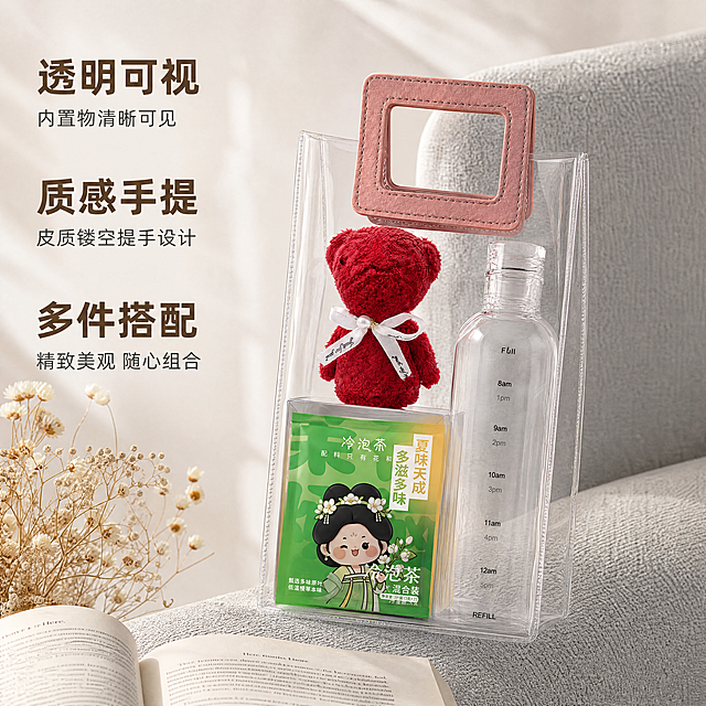 [主图-2] 透明礼品袋伴手礼客厅软装场景展示。
[氛围风格] 简约治愈生活氛围感；
[画质] 商业摄影质感、光线柔和通透、产品清晰真实、画面干净高级。
[元素] 透明礼品袋伴手礼放置在浅灰色针织沙发扶手上，旁边搭配一本摊开的英文书籍和干花束，营造休闲居家氛围。保持产品外观（物理结构、材质质感、颜色）与输入产品图绝对一致，杜绝任何变形和色差，精细化处理。商品主体占比约70%；画面满屏无边框。
[光影] 暖调自然光整体明亮，软阴影过渡自然，突出透明材质清透感。
[配色] 整体低饱和度，浅灰色沙发、米白色墙面，产品色彩自然突出。
[视角构图] 45度斜侧俯视拍摄，前景背景层次分明，景深自然。
[文字版式] 左侧垂直排列卖点：
「透明可视」
「质感手提」
「多件搭配」
大字突出卖点，小字补充说明，左对齐排版，不遮挡产品主体，文字与背景对比清晰。
[比例分辨率] 1:1比例，4K分辨率；文字清晰锐利，画面超高清。
[负向提示词] 变形，水印，文字错乱，产品图模糊，背景杂乱。