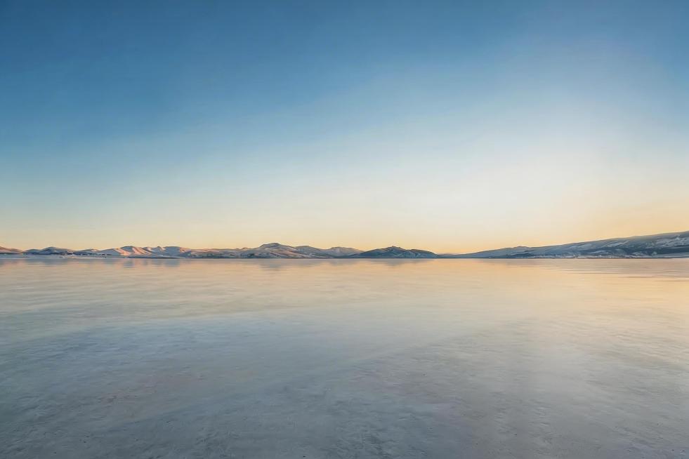 完全去除右侧的发光白色框架和剩余蓝橙渐变光影，保留当前光滑水泥地面、渐变天空和远山，将去除区域和原有背景自然融合，保持整体光影风格统一预览效果