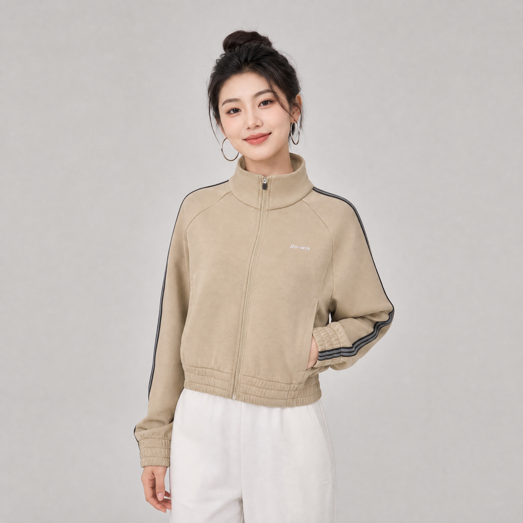 年轻东亚女生，身穿驼色立领拉链运动外套，两袖侧边有反光织带，衣… - 图片创意预览