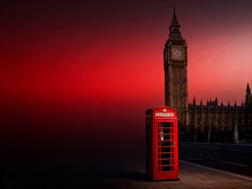 写实风格，暗红色渐变光影背景，画面靠右位置是英国大本钟建筑，前方有一个红色电话亭，无人物出现预览效果