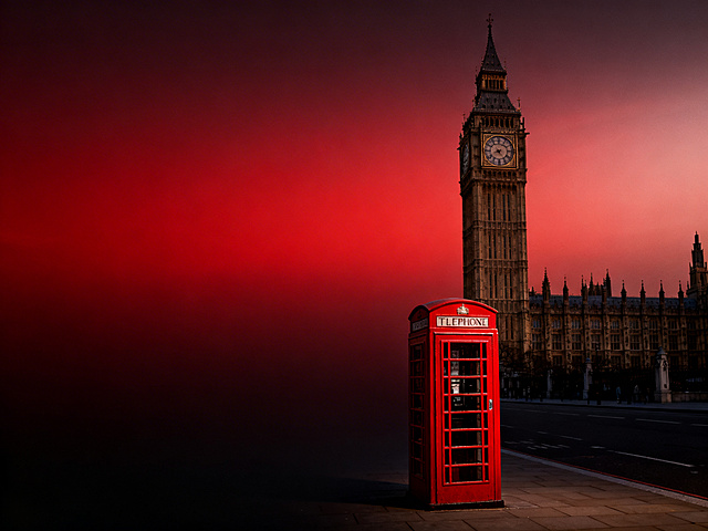 写实风格，暗红色渐变光影背景，画面靠右位置是英国大本钟建筑，前方有一个红色电话亭，无人物出现