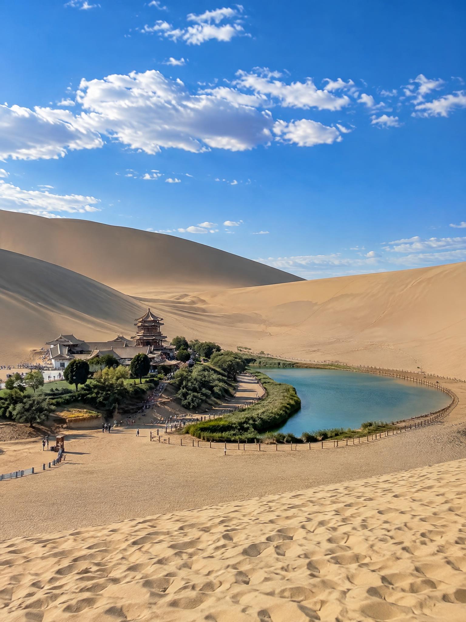 鸣沙山月牙泉高清实拍风景图，沙泉共生大漠奇观，沙漠中一弯清泉，… - 图片创意预览