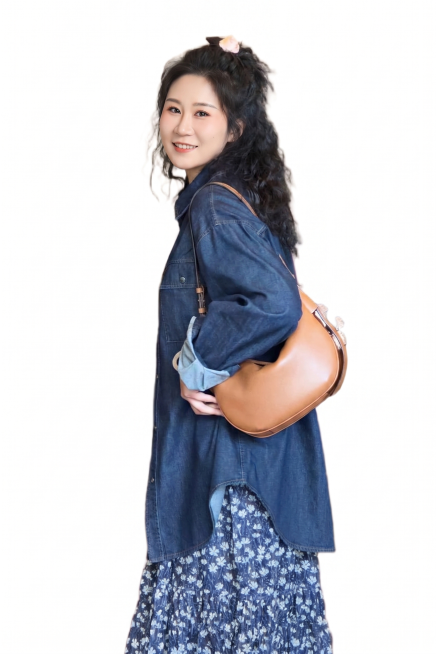 重新将图中原来的人脸替换为第二张图片里的人脸，保持原图片人物的穿搭、姿态、发型、背景和整体风格不变，自然融合不违和，调整融合效果更自然预览效果