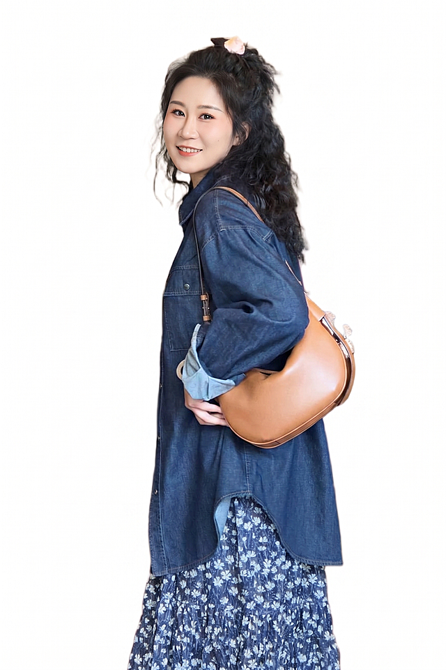 重新将图中原来的人脸替换为第二张图片里的人脸，保持原图片人物的穿搭、姿态、发型、背景和整体风格不变，自然融合不违和，调整融合效果更自然