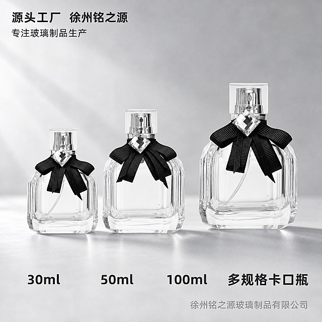 [主图-1] 源头工厂透明玻璃香水瓶产品识别首图，1688平台B端工业风，1:1正方形。
[统一基调] 整体风格为1688源头工厂工业品质风，主色调白色+浅灰色+透明玻璃本色，点缀深灰黑色文字；标题用无衬线粗体，说明文字用无衬线常规体，字号层级分明；画面干净通透，突出玻璃质感与工厂专业感；每张右下角加半透明文字水印「徐州铭之源玻璃制品有限公司」。
[画面] 浅灰色工业风简洁背景，30ml、50ml、100ml三款透明玻璃香水瓶呈阶梯式居中陈列，从左到右由小到大排列，瓶身完整不切割；每款瓶子均保持用户产品图外观——切面方形瓶身、黑色罗缎蝴蝶结、方形水钻装饰、方形透明外盖、银色卡口喷雾头；瓶身通透有光泽，底部有自然接触阴影，玻璃折射与反光真实自然；左上角放小型标识文字「源头工厂 徐州铭之源」，底部居中排列文字「30ml  50ml  100ml  多规格卡口瓶」；产品主体占画面约65%-70%。
[光影质感] 商业摄影棚拍质感，主光从左前上方45度打下，瓶身左侧高光明显，右侧柔和过渡，底部有柔和接触阴影，玻璃通透感强，无过曝死白。
[配色] 背景浅灰渐变，产品透明玻璃本色，蝴蝶结黑色，文字深灰/黑色；整体冷调工业洁净感。
[文字版式] 左上角小号工厂标识文字，底部居中三档容量规格文字，字体统一无衬线，字重适中，不遮挡瓶身主体；文字清晰可读，放在负空间。
[输出要求] 1:1比例，产品清晰不变形，玻璃质感真实，文字清晰无错字；负向：螺口瓶口、模糊、杂乱背景、悬浮、穿模、平台Logo、促销价格、批发售后物流定制分装相关内容。