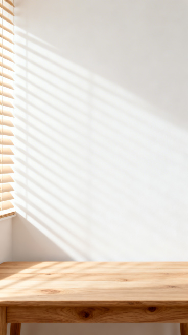 日系原木风极简背景，画面下方是平整的浅原木色桌面，带有自然木纹肌理；上方是纯白色墙面，百叶窗投下斜向条状暖调光影，光线柔和自然，整体干净明亮，治愈温馨，8K高清，竖版构图预览效果