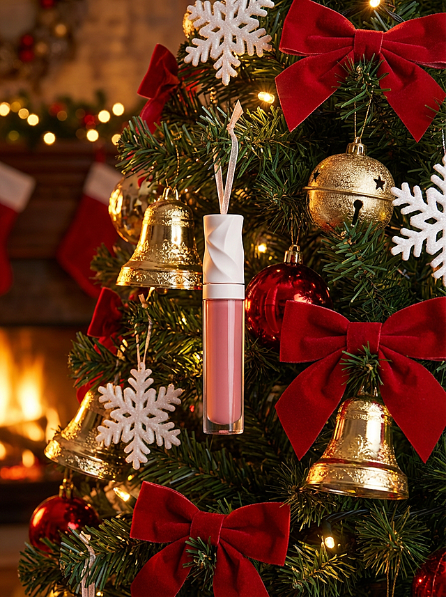 圣诞树上挂饰与口红巧妙融合，鎏金风铃、绒布蝴蝶结点缀，金属光泽与暖光交织，营造奢华梦幻的节日氛围。