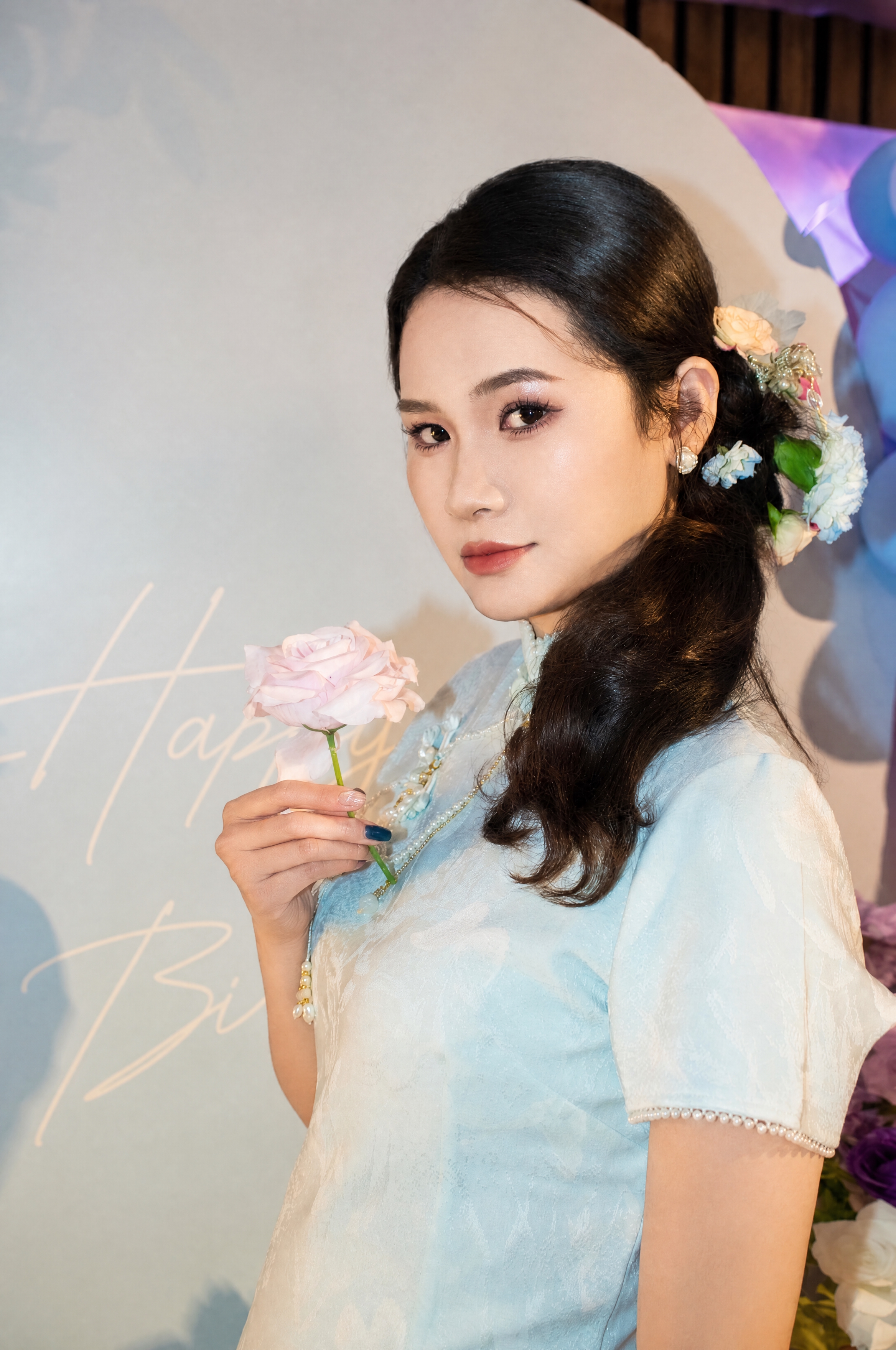 精修人像，保持人物五官、发型、服装、姿势和场景完全不变，仅优化… - 图片创意预览